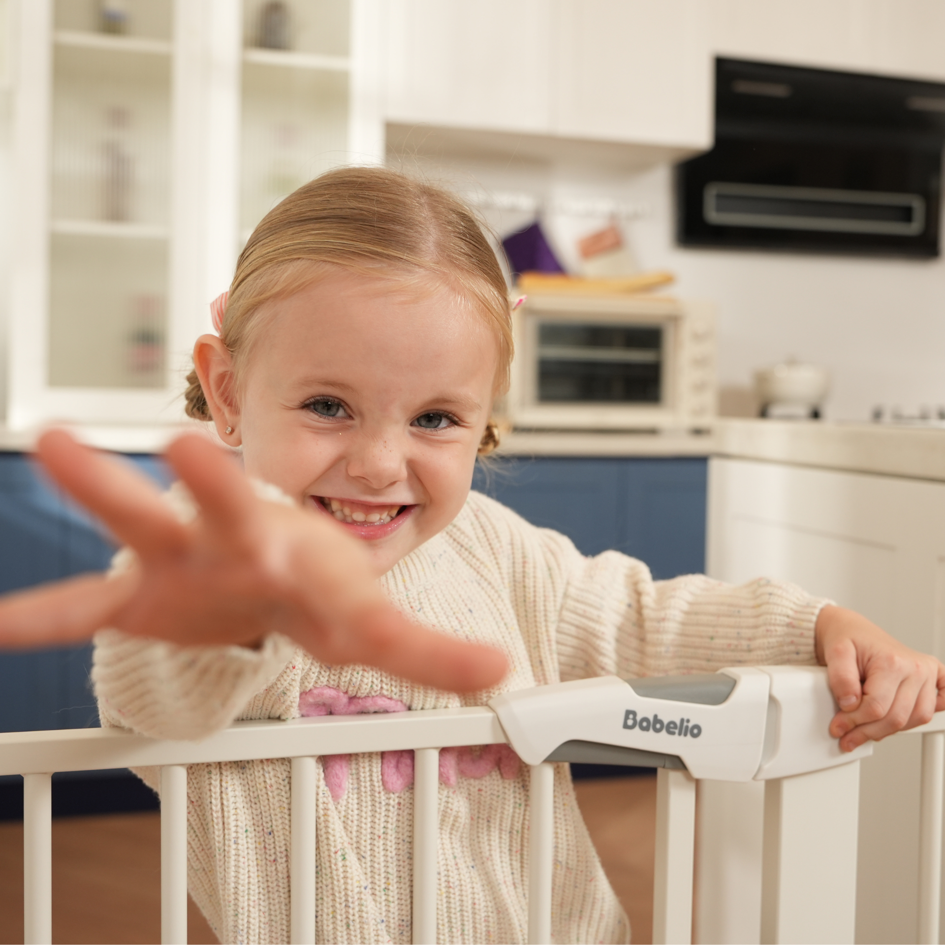 Babelio baby safety gate in a nursery with child playing and colorful toys
