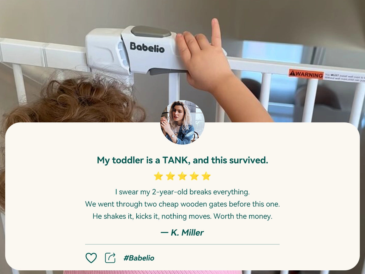 Child interacting with a Babelio baby gate, with a review overlay.