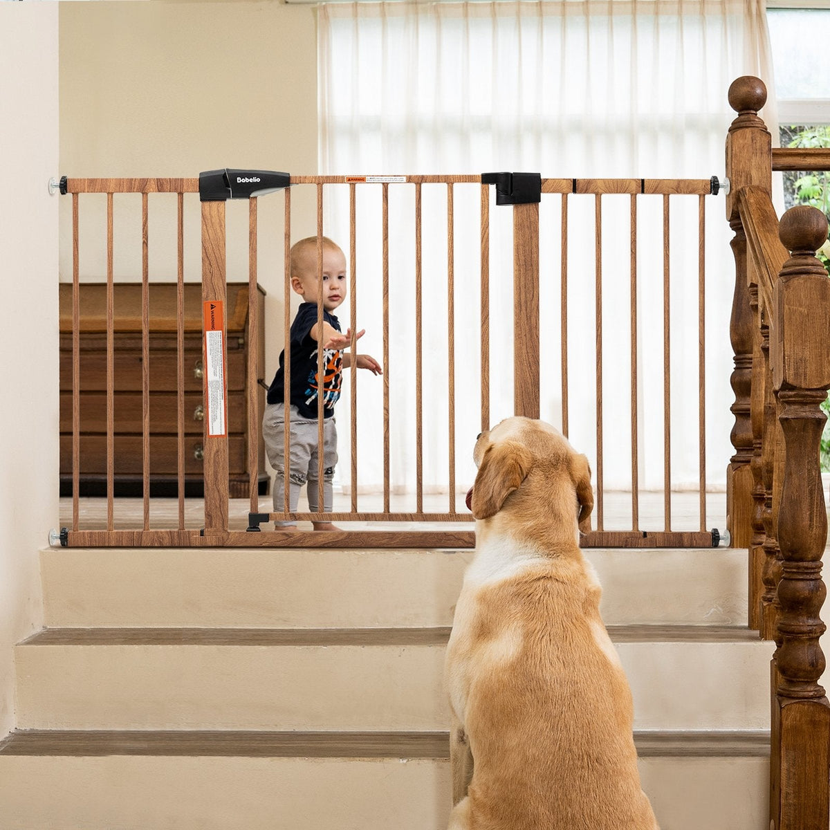 Babelio wood-pattern baby safety gate at top of stairs in living room with toddler and dog#Color_Wood Pattern